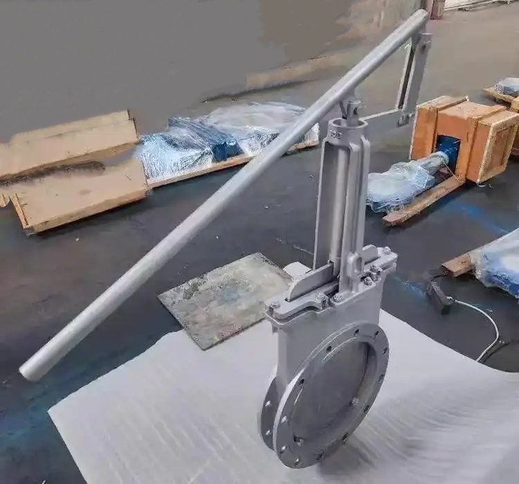 通過杠桿操作實現快速換爐的中頻爐開關裝置